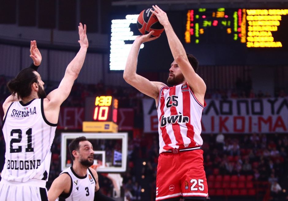 OLYMPIAKOS virtous peters